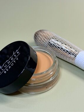Monica Blunder foundation 52.00 MSRP only with a full size brush FREE‼️